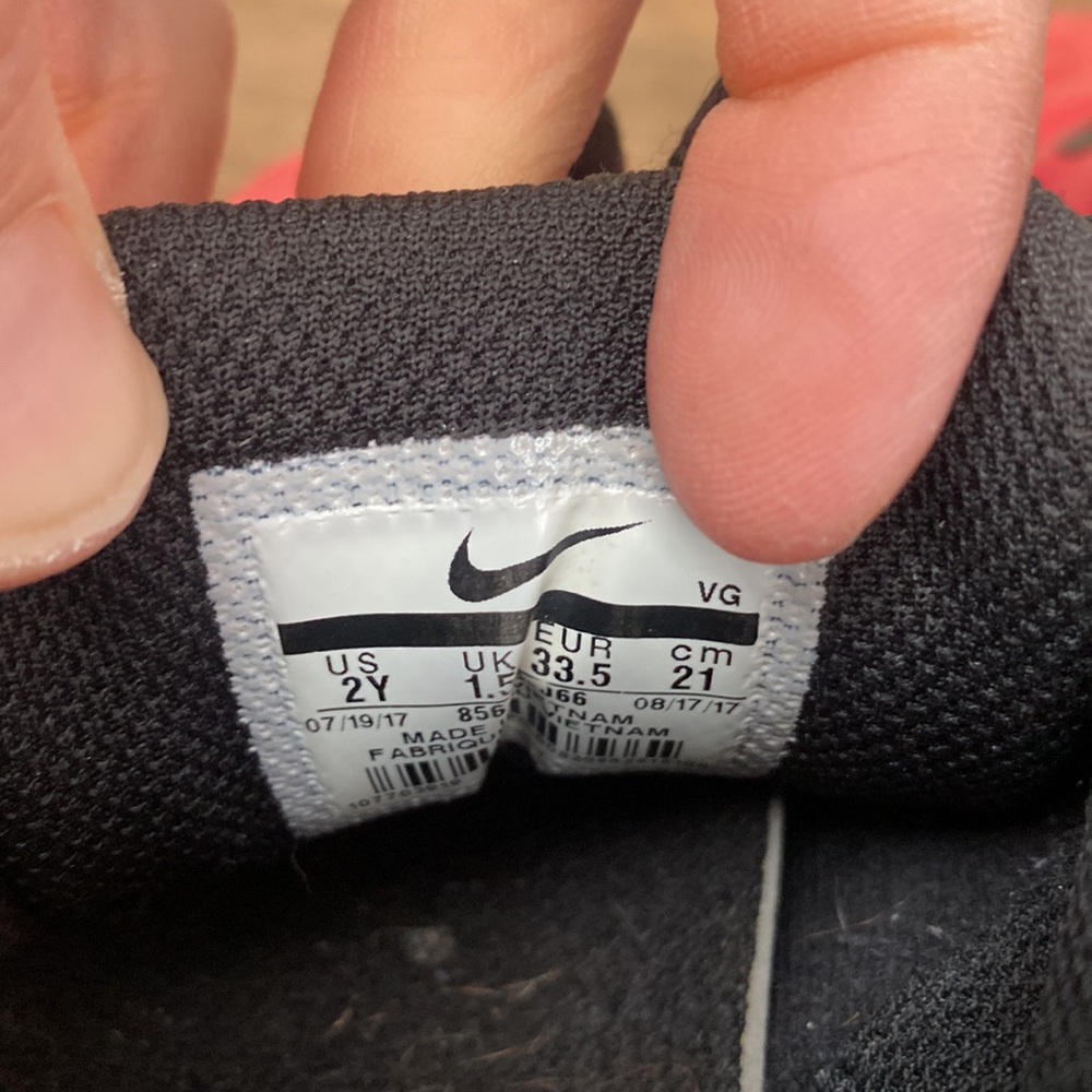 Nike girls cleats size 2 - Picture 3 of 7